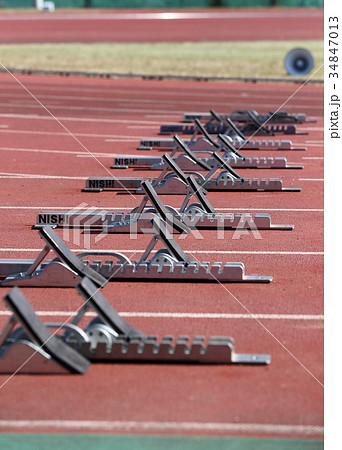 スターティングブロック 陸上競技 短距離 100mの写真素材