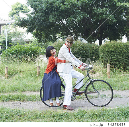 二人乗り自転車 自転車 カップル 恋人の写真素材