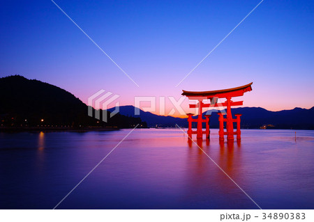 夕日 鳥居 厳島神社 空の写真素材