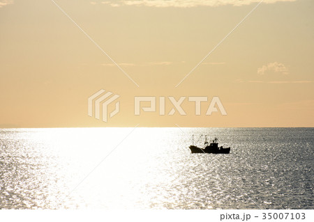 漁船 海 漁業 シルエットの写真素材