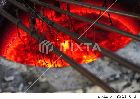 溶鉱炉 鉄 溶かす 熱いの写真素材