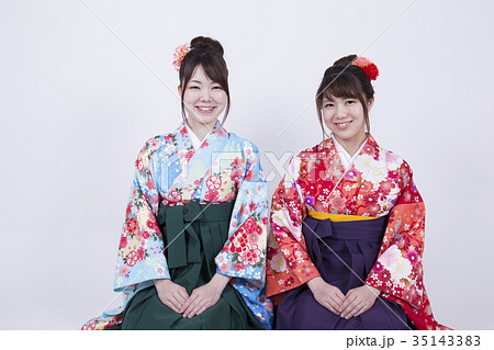 女性 正座 袴 振袖の写真素材 女性 正座 袴 振袖の写真素材