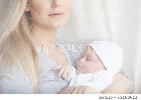 赤ちゃん 新生児 白人 ハーフ 男の子の写真素材