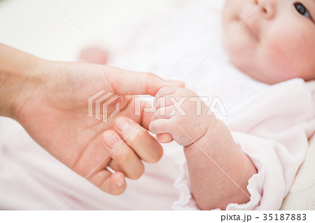 手 赤ちゃん 指 握るの写真素材