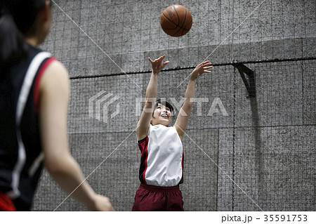 女性 バスケ シュート フリースローの写真素材