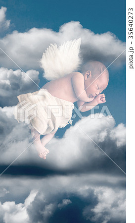 新生児 ニューボーンフォト ニューボーン 羽の写真素材