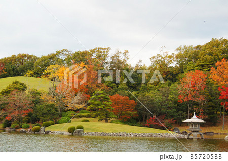 万博記念公園 日本庭園 灯篭 池の写真素材