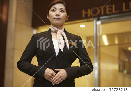 女性 ホテルスタッフ ホテルウーマン 出迎えの写真素材