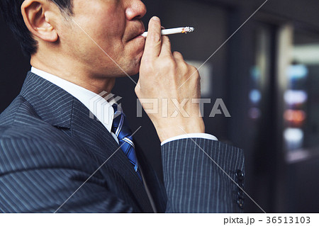喫煙 おじさん 中年男性 タバコの写真素材