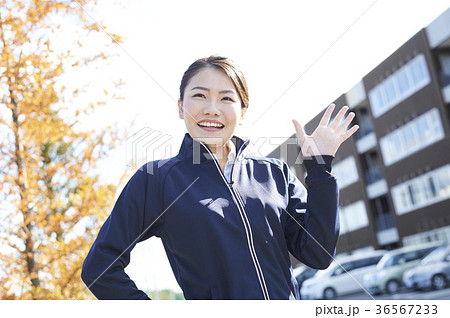 教師 女性 先生 ジャージの写真素材 教師 女性 先生 ジャージの写真素材