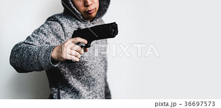 銃 構える 撃つ 男性の写真素材