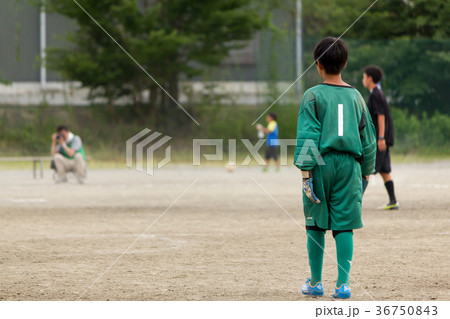 ゴールキーパー 高校サッカー サッカー ボールの写真素材