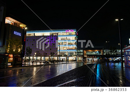 姫路駅 夜景 夜 雨の写真素材 Pixta