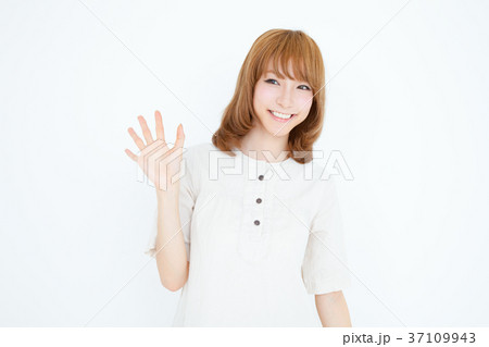 手を振る ポーズの写真素材