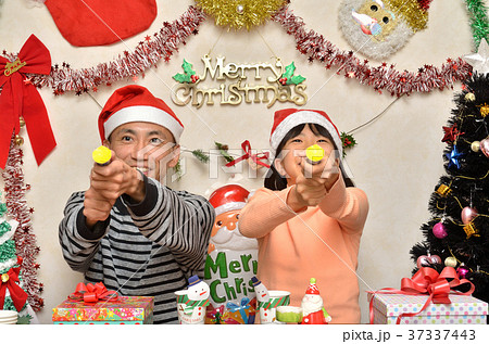 2人 上半身 クラッカー 鳴らすの写真素材