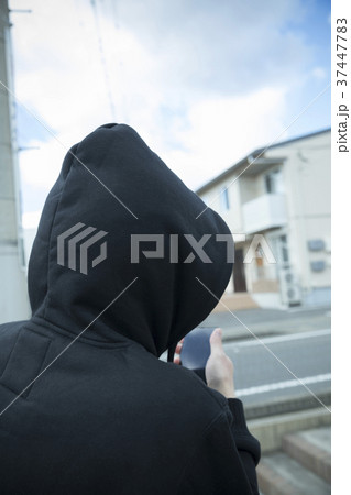 付き纏う