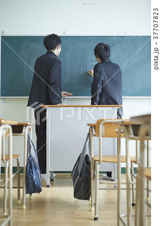 中学生 後ろ姿 学ラン 人物の写真素材