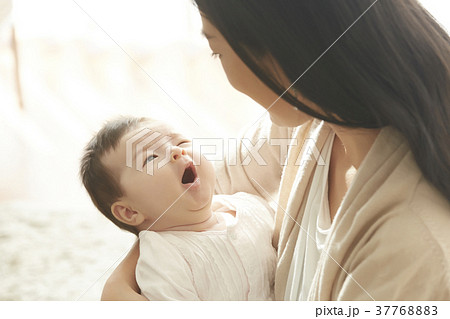 赤ちゃん 新生児 外国人 かわいいの写真素材