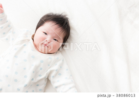 乳児 赤ちゃん 寝転ぶ 眉間の写真素材