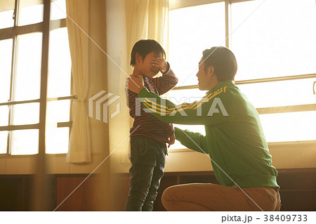 二人 男子生徒 小学生 泣くの写真素材