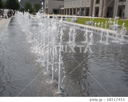 美術館 横浜美術館 噴水 広場の写真素材