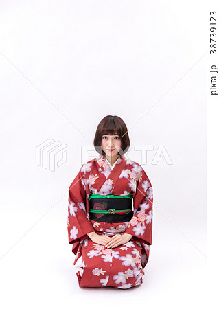 着物 大和撫子 白背景 正面 正座の写真素材