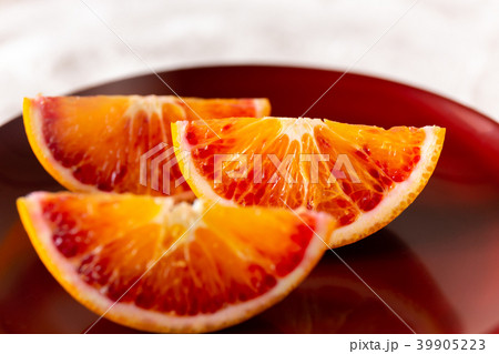 国産オレンジ スマイルカットの写真素材