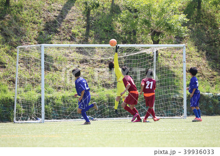 サッカー キーパー ゴールキーパー セーブの写真素材