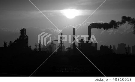 夕日 夕焼け モノクロ 空の写真素材