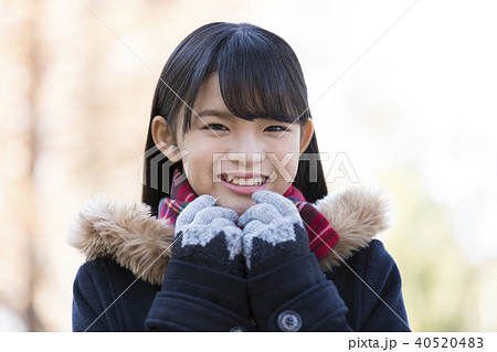女子高生 手袋 冬 高校生の写真素材