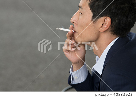 男性 喫煙 タバコ 横顔の写真素材