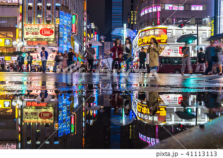 新宿 歌舞伎町 雨 夜の写真素材