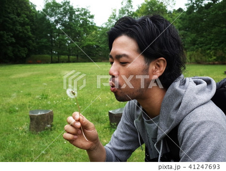 日本人男性 さわやか 息を吹く 森の写真素材