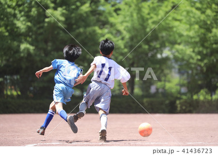 少年 サッカー 後ろ姿 ユニフォームの写真素材