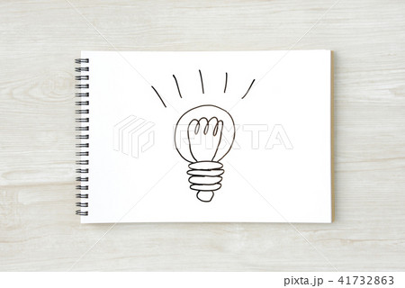スケッチブック 画用紙 電球 豆電球の写真素材