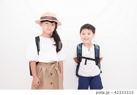 子供 男の子 背負う リュックサックの写真素材