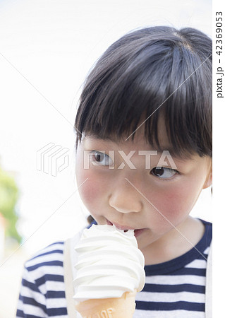 ソフトクリーム 食べる 女の子の写真素材