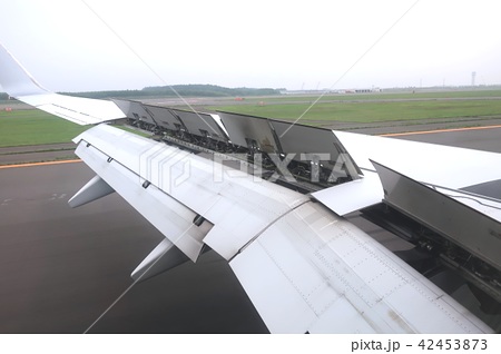 旅客機 スポイラー エアブレーキ 着陸の写真素材