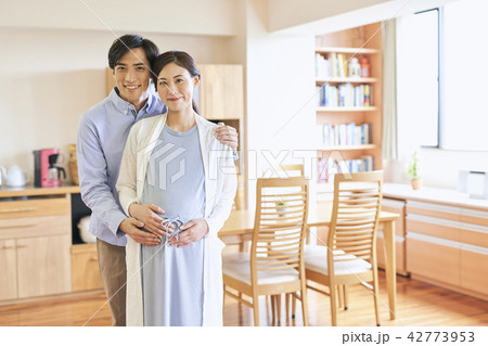 夫婦 妊婦 妊娠 臨月の写真素材