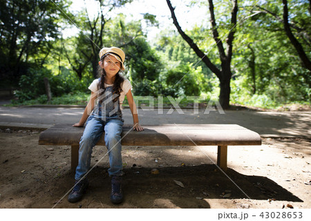 女の子 ベンチ 座る 休憩の写真素材