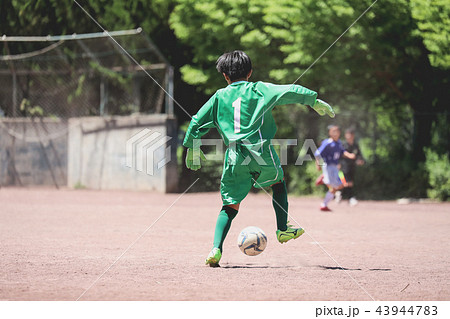 少年 サッカー 後ろ姿 ユニフォームの写真素材