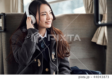 女子高生 電車 対面 ヘッドフォン