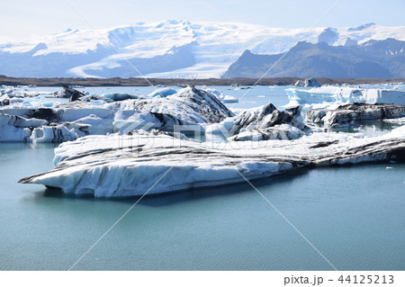 ヨークルスアゥルロゥン氷河湖の写真素材