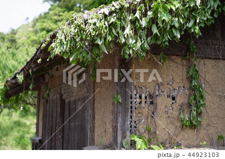 廃屋 廃墟 土壁 破壊の写真素材