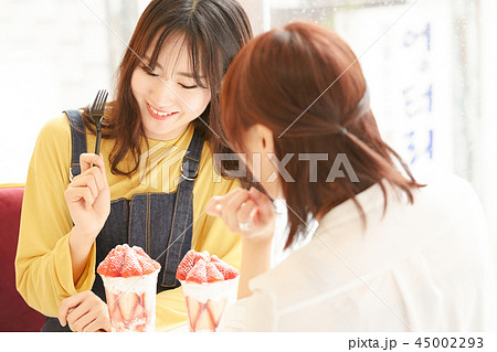 女性 2人 食べる パフェの写真素材