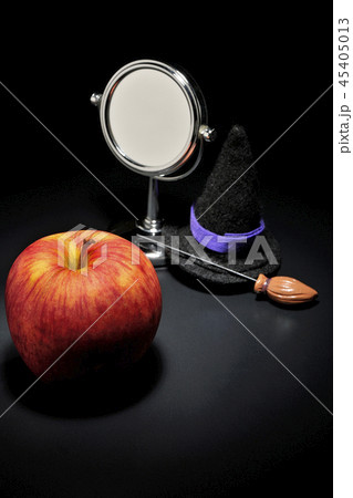 白雪姫 りんご 童話 リンゴの写真素材