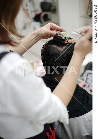 パーマをかけるの写真素材