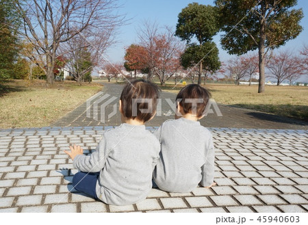 子供 男の子 後ろ姿 座るの写真素材