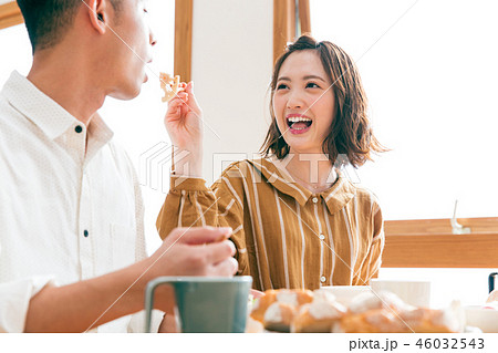 女性 あーん 夫婦 カップルの写真素材