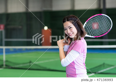 女の子 スポーツ テニス かわいいの写真素材